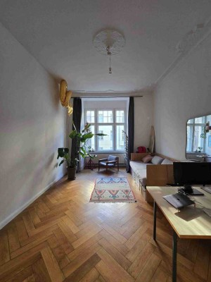 Vermietete Helle 4-Zimmer-Altbauwohnung mit Balkon im Florakiez - als Kapitalanlage mit 2,3% Rendite