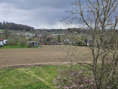 88214 Ravensburg: Große 3,5-Zi-DG-Wohnung in ländlicher Stadtrandlage. Herrlicher Blick. Stellplatz.