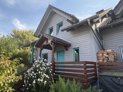 KARSTEN IMMOBILIEN ermöglicht Ihnen: Charmantes Holzhaus in Wunstorf - Ihr neues Zuhause im Grünen