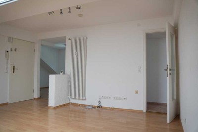 Freundliche 2,5-Zimmer-DG-Wohnung mit Klimaanlage und kleinem Balkon in Baden-Baden