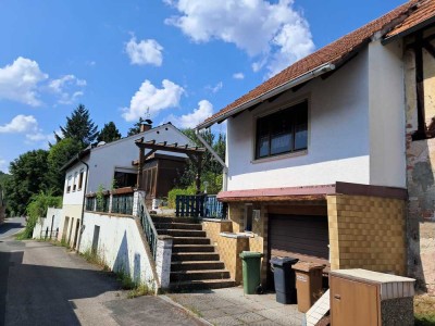 Sanierungsbedürftiges Einfamilienhaus mit Wintergarten und Nebengebäude