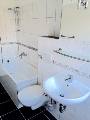 Top sanierte Wohnung mit Balkon im Erdgeschoss