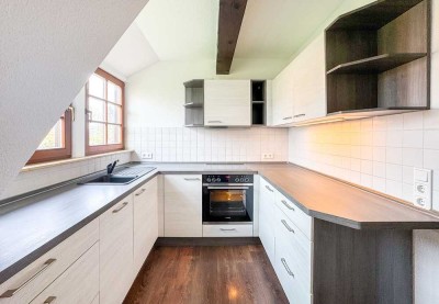 Neuwertige 4-Raum-DG-Maisonette * hochw. EBK * Bad mit Fenster * ASR * PKW-SP * Denkmal * grüne Lage