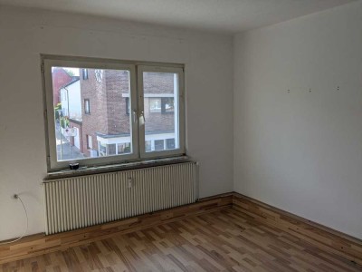 Großzügige 3 Zimmerwohnung in Einkaufsstraße mit Garten