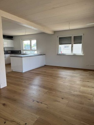 Erstbezug mit Balkon und EBK: Exklusive 4-Zimmer-Erdgeschosswohnung mit geh. Innenausstattung