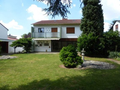FREISTEHENDES 1-FAMILIENHAUS MIT HERRLICHEM GARTEN (SÜDEN) UND GROSSER GARAGE IN EXKLUSIVER WOHNLAGE