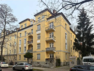 Stilvolle neu renovierte 4-Zimmer-Altbauwohnung mit Balkon in München Neuhausen