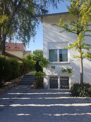 Kleine , helle EG-Wohnung für Einzelperson,� Separater Eingang, Parkplatz und Grünfläche