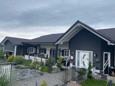Exklusive Doppelhausbungalowhälfte mit Sonnenterrassen und großzügigem Wohnambiente