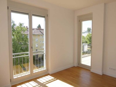 Meiningenallee - BARRIEREFREIE großzügig geschnittene Wohnung, nahe U-Bahn Olympiastadion, Kaminofen