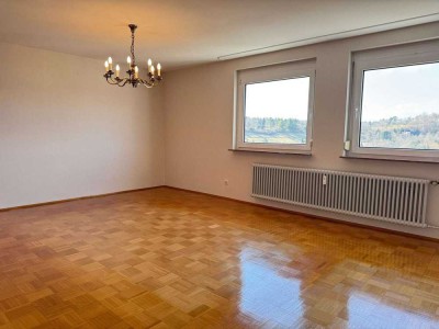 Helle und großzügige 5-Zimmer-Wohnung mit Balkon, Tiefgarage und optimaler Raumaufteilung!