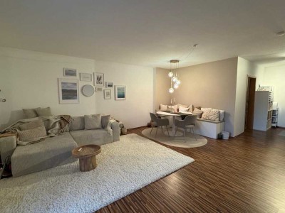 Schöne geräumige 2 Zimmer Wohnung, renoviert, zentral gelegen