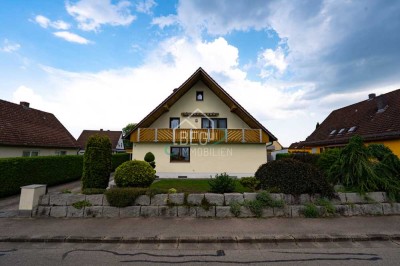Zweifamilienhaus mit ausgebautem Spitzboden, Keller, Garage & Gartenoase