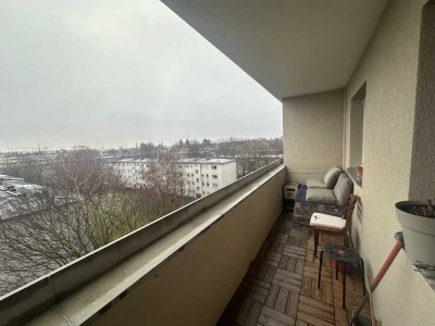 Möblierte 4-Zimmer-Wohnung mit Balkon und Einbauküche über den Dächern Berlins