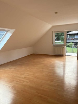 Stilvolle, modernisierte 2-Raum-DG-Wohnung mit EBK