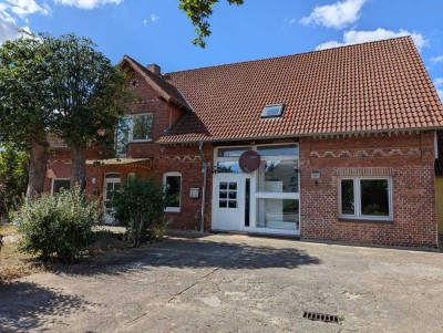 Geräumiges,  13-Zimmer-Mehrfamilienhaus in Hillerse