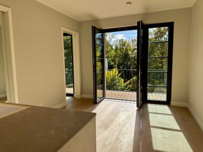 Helle 2-Zimmer-Neubauwohnung mit Südbalkon und Tischlereinbauten im SIGNUM nahe Ludwigkirchplatz