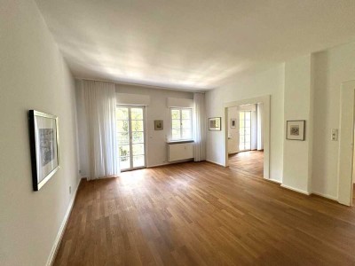 Besondere 3-Zimmer-Altbau-Wohnung mit mehreren Dachgeschossräumen direkt am Holzhausenpark