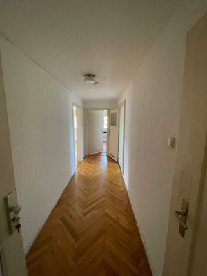 Modernisierte und helle 2-Zimmer-DG-Wohnung mit Einbauküche in ruhiger Lage in Schweinfurt