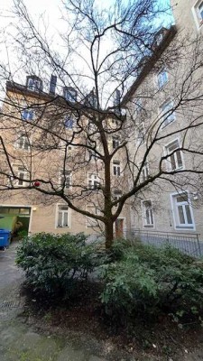 Schöne 3-Zimmer-Wohnung in denkmalgeschütztem Altbau mit Balkon