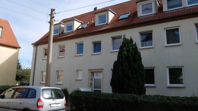 Böhlen - hübsche, kleine und günstige 4-Raum-Familienwohnung mit Tageslichtbad und Wanne