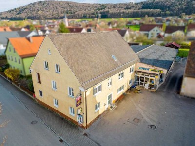 Großes Wohnhaus mit angrenzendem Einzelhandelsgeschäft in Wettelsheim
