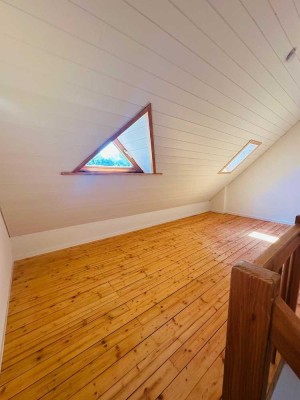 Moderne 2-Zimmer-Maisonette-Wohnung mit Loggia, neuer Einbauküche & TG-Stellplatz