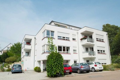 Helle Seniorenwohnung mit Loggia in vertrauter Nachbarschaft