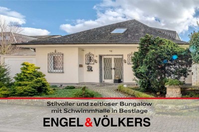 Stilvoller und zeitloser Bungalow mit Schwimmhalle in Bestlage