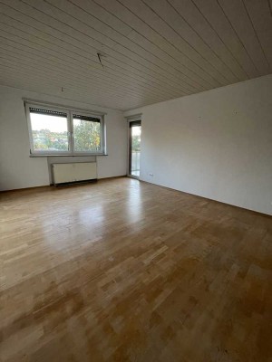 Gut aufgeteilte 4,5-Zimmer-Wohnung mit Balkon und Garage !