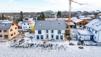 Energieeffizienter Neubau: Nach Süden ausgerichtete Doppelhaushälfte mit Blick auf den Schloßberg