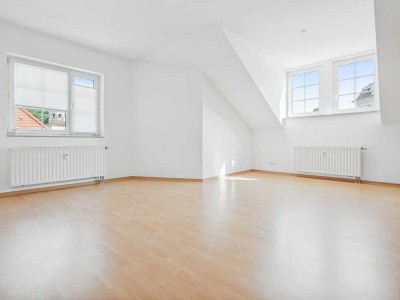 +Fantastische Dachgeschosswohnung (58 m2) mit 3 Zi., EBK & Keller - Wohnen im idyllischen Sebnitz!+