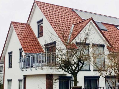 Schöne, zentral gelegene Maisonette-Wohnung mit 3 Zimmern, Einbauküche und Balkon.