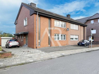 Attraktives Zweifamilienhaus mit Balkon, Terrasse & unverbaubarem Blick in Niedermerz!