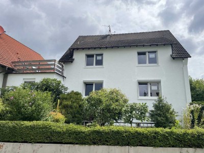 Vollständig renovierte Terrassenwohnung mit zwei Zimmern sowie Balkon und Einbauküche in Schwalbach