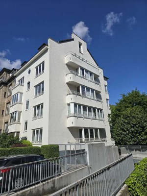 Wunderbare Altbauwohnung mit großen Räumen und Blick ins Grüne!