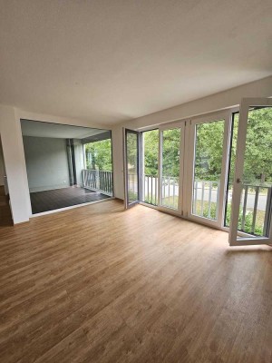 Neu: Schöne 4,5 Zimmer-Whg. Blick ins Grüne, Loggia, EBK, hohe Privatsphäre. Einziehen & geniessen