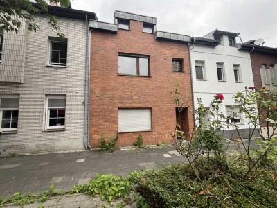 Die Sanierung hat schon begonnen! Hauchen Sie diesem schönen Reihenmittelhaus neues Leben ein