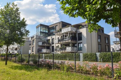Wohnen auf höchstem Niveau: Elegante Designerwohnung mit Miele-Küche, Balkon und Aufzug.