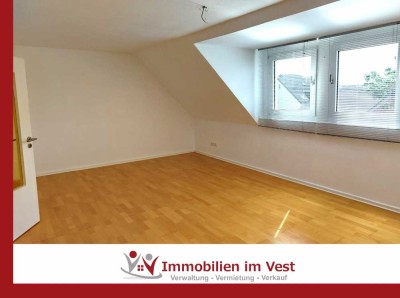 ***gemütliche Dachgeschosswohnung mit Einbauküche in ruhiger Lage***