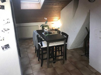 Schöne 2-Zimmer-Dachgeschosswohnung mit Einbauküche *Anfragen bitte nur mit Gehaltsnachweis*