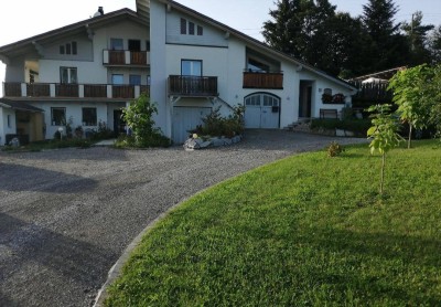 Preiswerte, geräumige und sanierte 8-Zimmer-Doppelhaushälfte mit EBK und Pool in Arbing