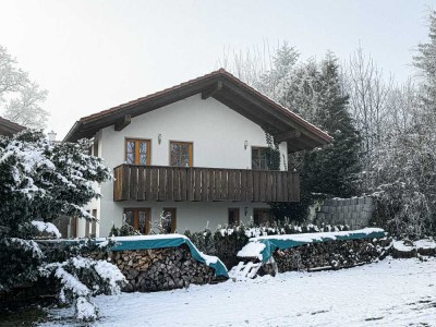 Wohnen, wo andere Urlaub machen:  Elegante Doppelhaushälfte im Landhausstil im Vogt