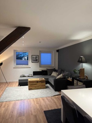 Stilvolle, sanierte 2,5-Zimmer-Dachgeschosswohnung mit gehobener Innenausstattung in Ahegg
