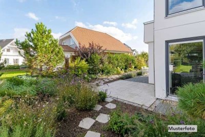 Einfamilienhaus mit Garagenschuppen und Carport