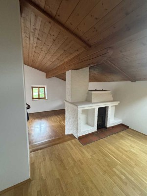 Sanierte Wohnung mit viereinhalb Zimmern sowie Balkon und Einbauküche in Riedering