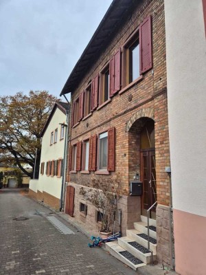 Renovierungsbedürftiges Zweifamilienhaus in Hanglage von Nierstein