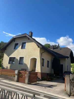 Wunderschönes Mehrfamilienhaus in ruhiger Siedlung mit großem Garten