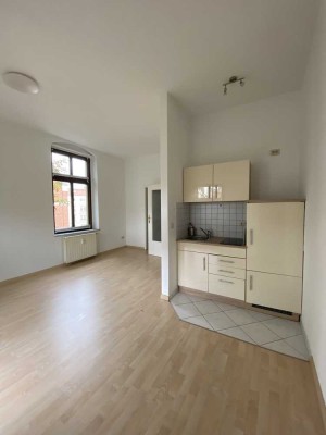 1 Raumwohnung mit kleiner Einbauküche und Balkon