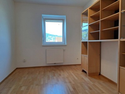 Moderne 4-Zimmer-Wohnung mit Sonnenbalkon und großem Dachboden